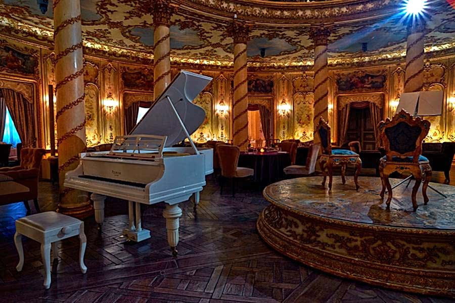 On this evening, the baroque rotunda of Turandot’s main hall will turn to a magnificent theatre...